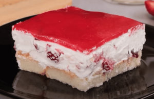 vyzkoušejte tento super jahodový koláč s piškotovým základem!