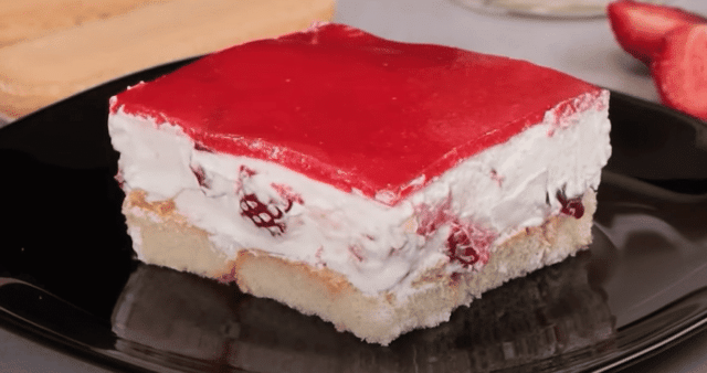 vyzkoušejte tento super jahodový koláč s piškotovým základem!