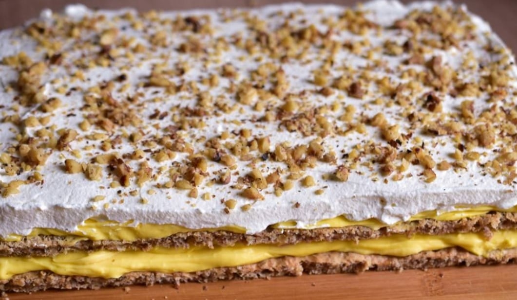 fantastický ořechový dort s lahodným krémem a ovocem – lepší než z cukrárny