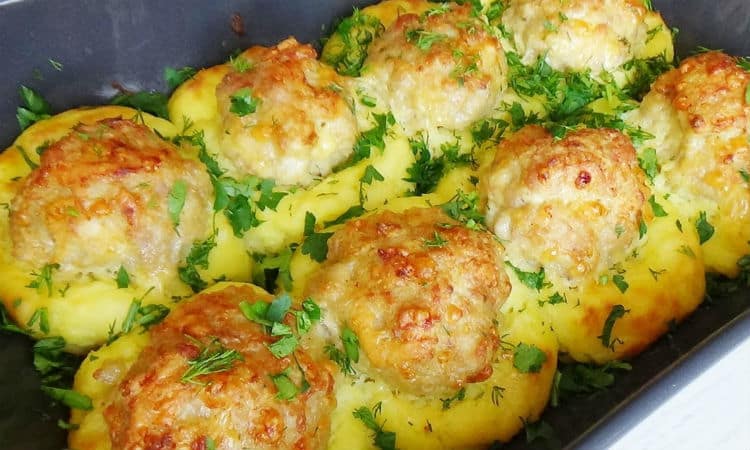 bramborová hnízda s masovými kuličkami – spojení ingrediencí, které si zamilujete