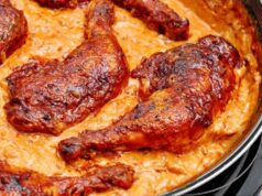 Lahodná pečená kuřecí stehna v kombinaci sladké a pikantní omáčky s těstovinami- večeře je hotová!