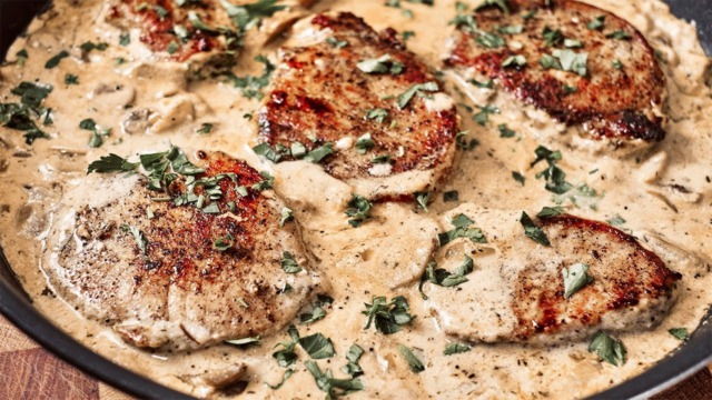 Vepřový steak přelitý krémovo - houbovou omáčkou s oblíbenou přílohou - vynikající oběd!