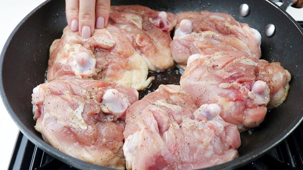 Šťavnatá, jemná a chutná pečená kuřecí stehna s pečenými bramborovými plackami a dresinkem