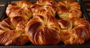 Vynikající jemné francouzské croissanty z vlhkého máslového těsta plněné sladkým cukrem z kokosových květů