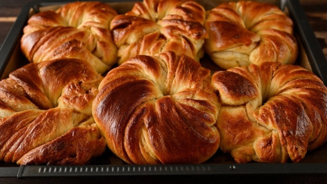 Vynikající jemné francouzské croissanty z vlhkého máslového těsta plněné sladkým cukrem z kokosových květů Vynikající jemné francouzské croissanty z vlhkého máslového těsta plněné sladkým cukrem z kokosových květů