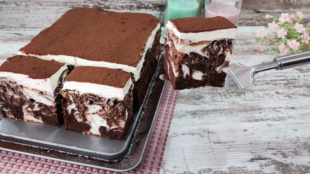 Dvoubarevný kakaový dort s vanilkovo - šlehačkovým krémem, který se topí v ústech 