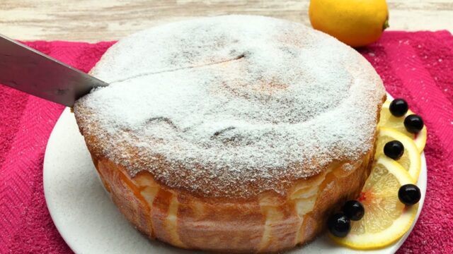 Nadýchaný a jemný jogurtový koláč, posypaný moučkovým cukrem - ideální ke kávě čaji