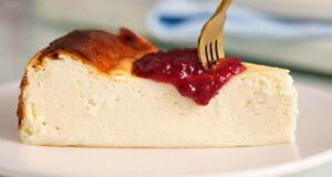 Cheesecake s tvarohovým krémem a ovocným džemem