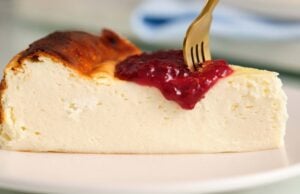 Cheesecake s tvarohovým krémem a ovocným džemem