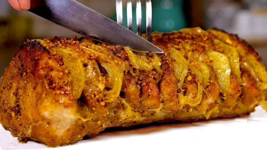Připravte si pečené lahodné, šťavnaté a jemné vepřové maso plněné kapustou a cibulí – chutná večeře nebo oběd?