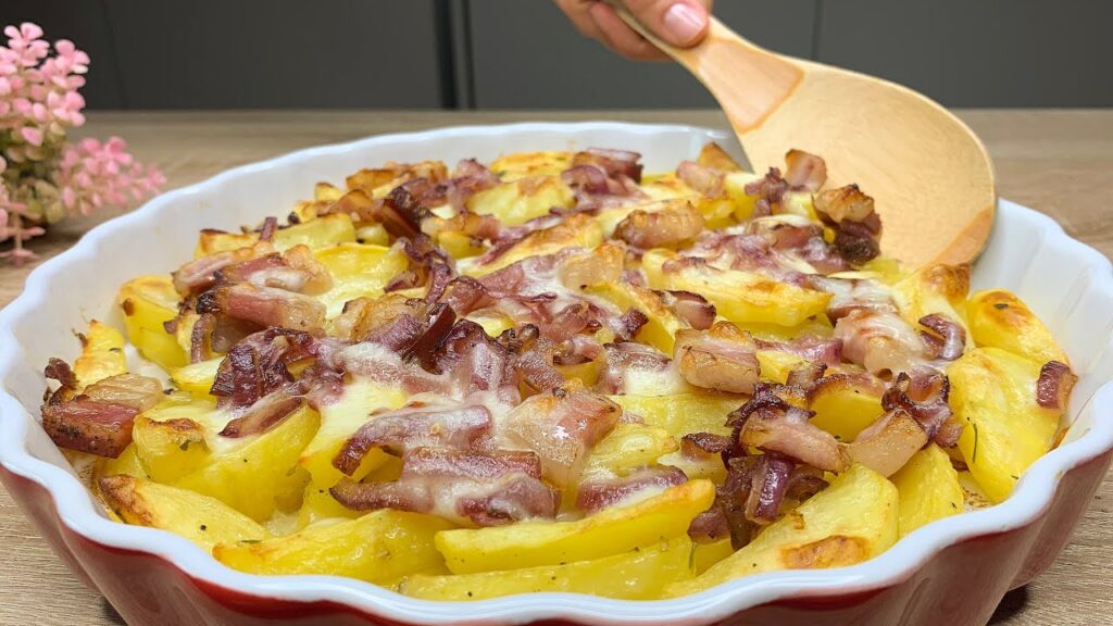 Zapečené brambory s cibulí, slaninou a sýrem - jednoduchý oběd hotový!