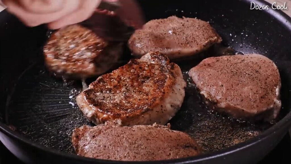 Vepřový steak přelitý krémovo – houbovou omáčkou s oblíbenou přílohou – vynikající oběd!