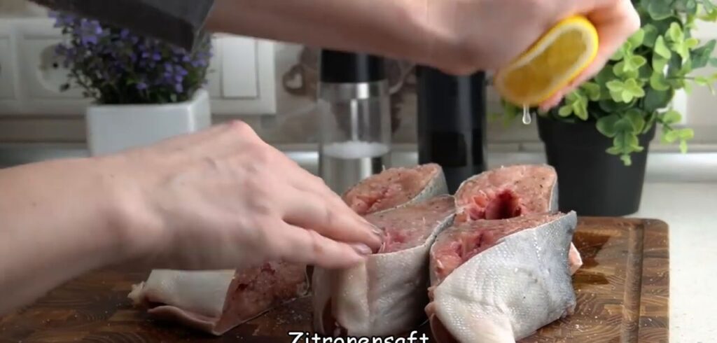 Fantastický recept na pečené ryby ve smetanové marinádě s těstovinovým salátkem