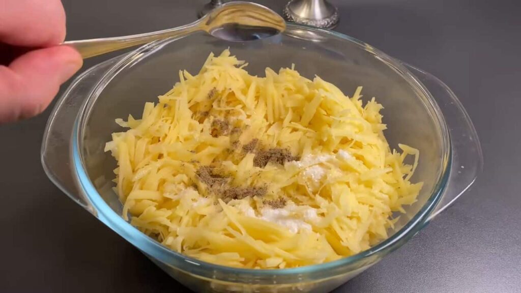 Domácí křupavé bramboráčky s vajíčkovo – sýrovou náplní, zdobené koprem