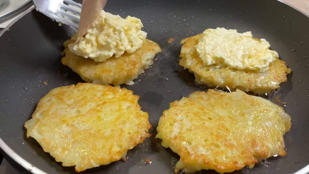 Domácí křupavé bramboráčky s vajíčkovo – sýrovou náplní, zdobené koprem