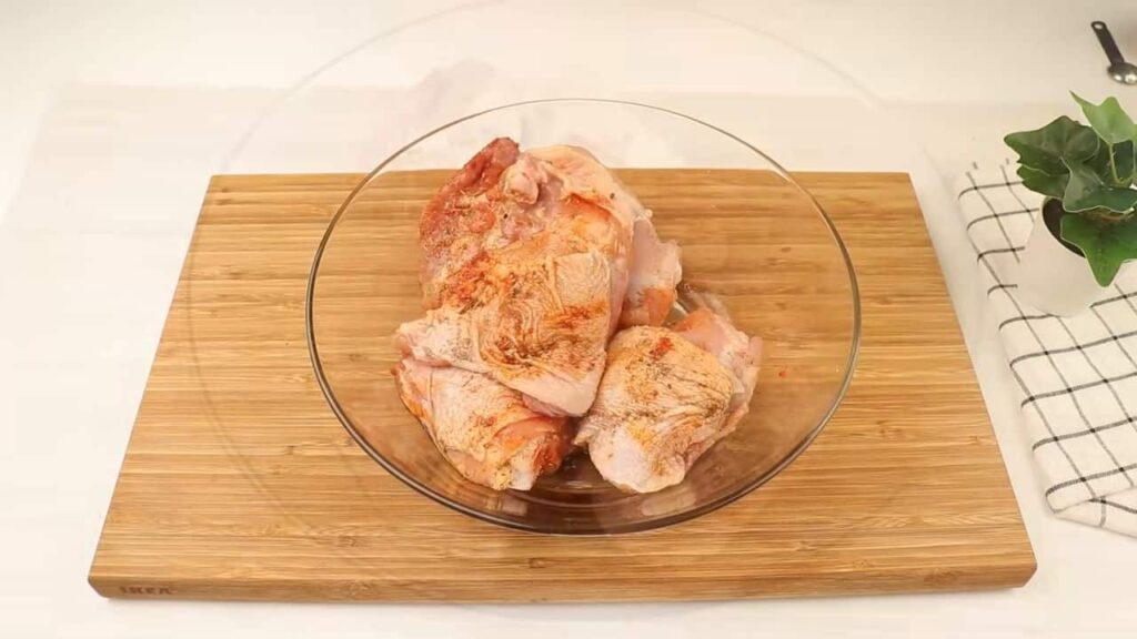 Šťavnatá, jemná a chutná pečená kuřecí stehna s domácími pečenými bramborovými placičkami a dresinkem