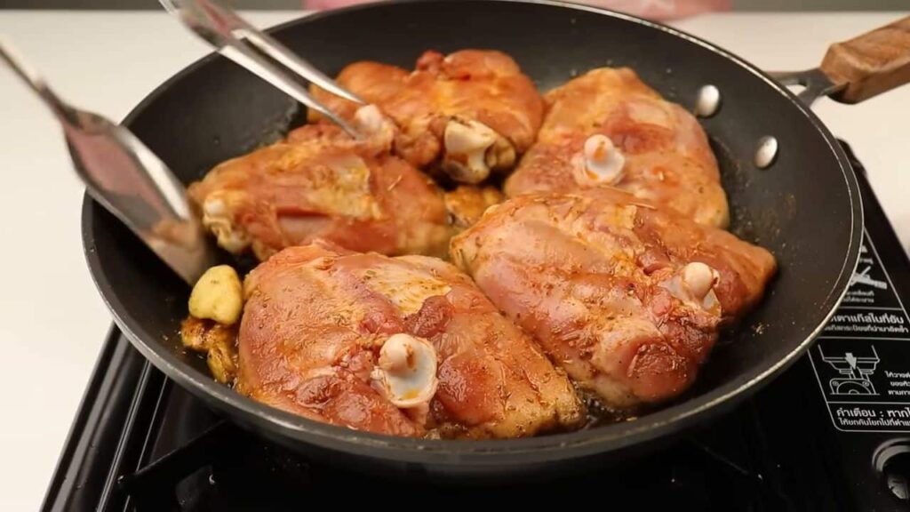 Šťavnatá, jemná a chutná pečená kuřecí stehna s domácími pečenými bramborovými placičkami a dresinkem