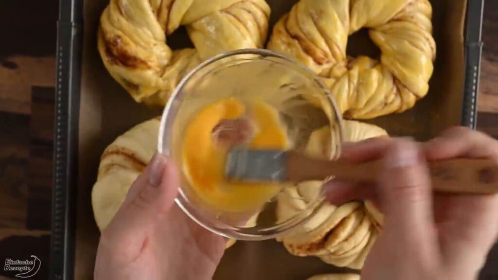 Vynikající jemné francouzské croissanty z vlhkého máslového těsta plněné sladkým cukrem z kokosových květů