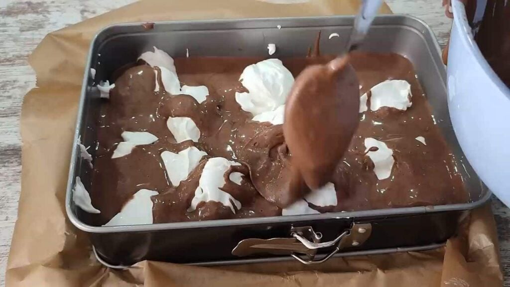 Dvoubarevný kakaový dort s vanilkovo - šlehačkovým krémem, který se topí v ústech