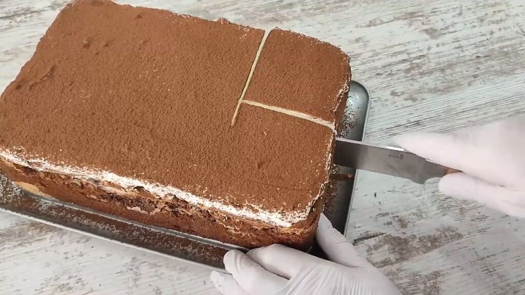 Dvoubarevný kakaový dort s vanilkovo - šlehačkovým krémem, který se topí v ústech