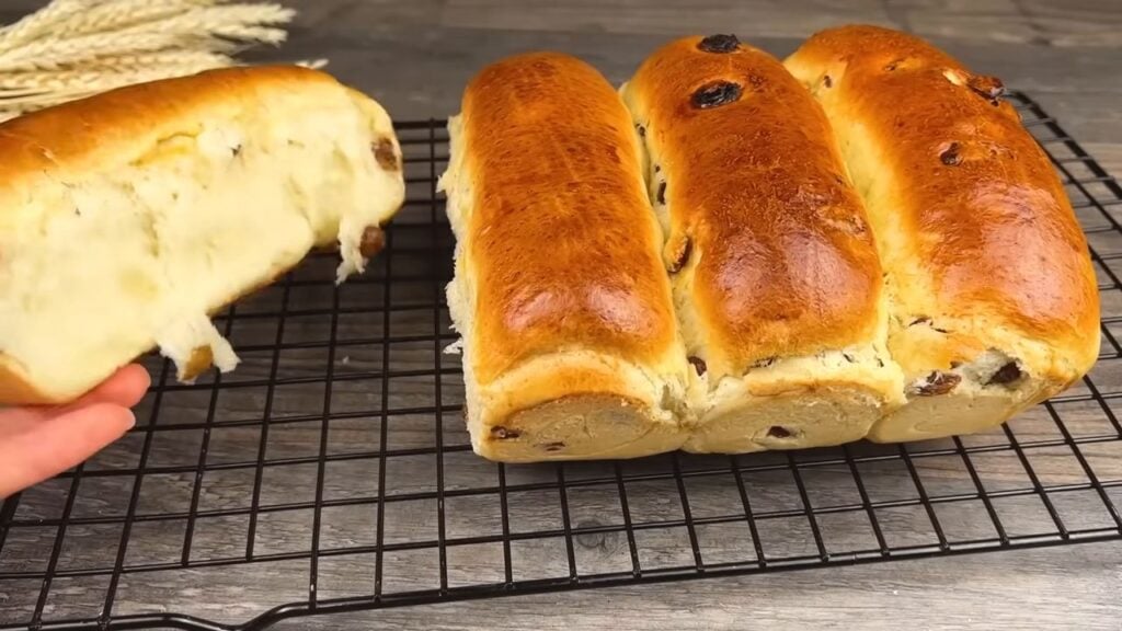 Velmi chutný, lahodný a jemný domácí pečený chléb s rozinkami – jako od babičky
