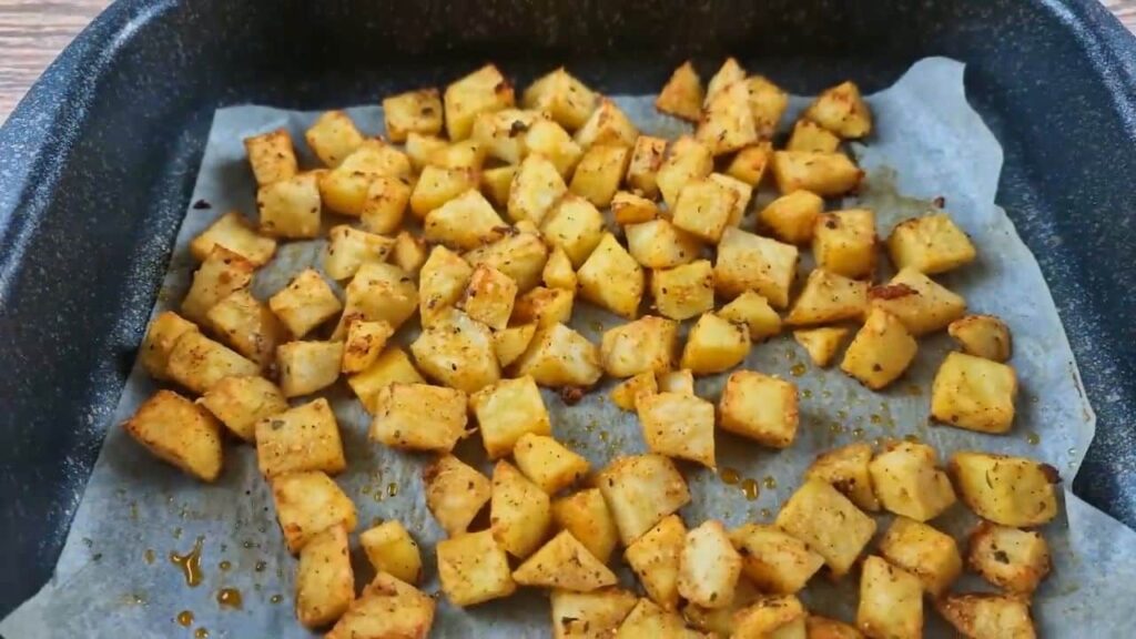Zapečené masové rolky na pánvi, plněné šunkou a sýrem s pečenými bramborami – výborný oběd nebo večeře?