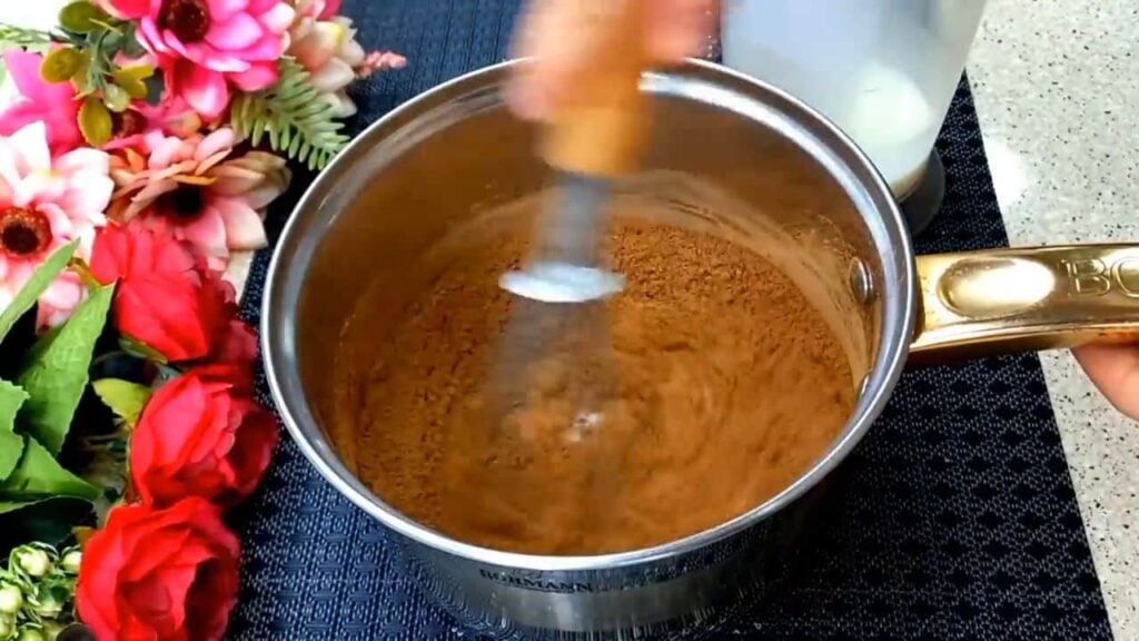Jemný a delikátní čokoládový zákusek s kakaovo – smetanovým krémem – výborný k lahodné kávě