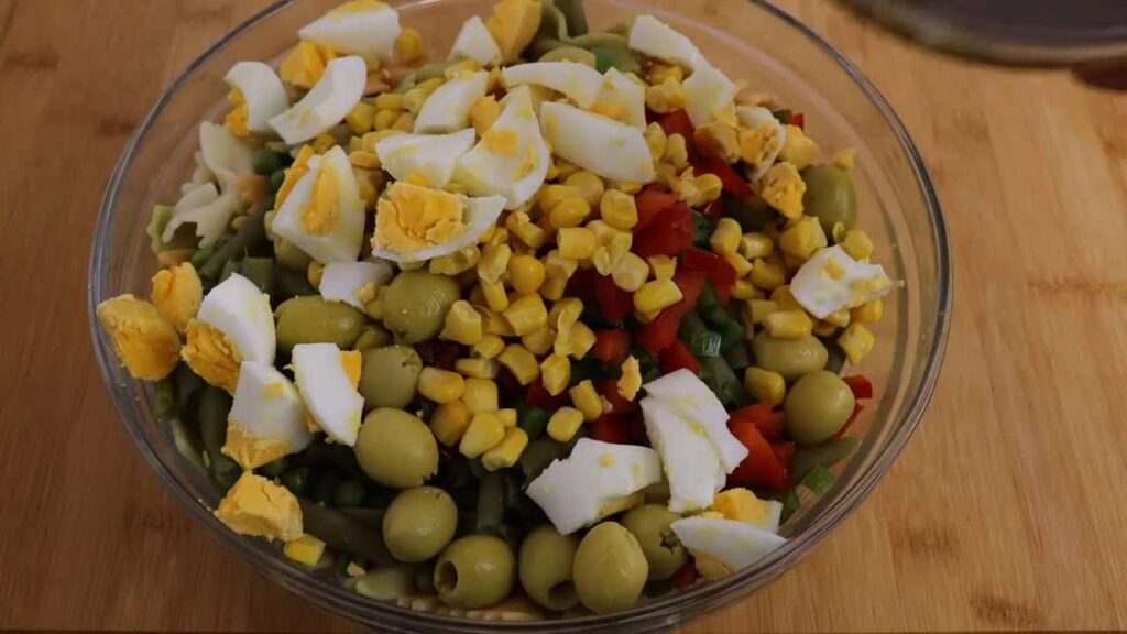 Super rychlý těstovinový salát s olivami a sýrem – večeře hotová za 10 minut!