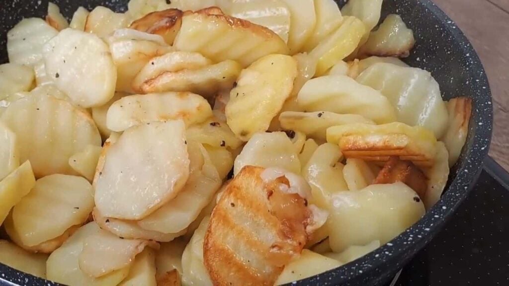 Neuvěřitelně chutná večeře s bramborami, vejci a salátem – vyzkoušejte!