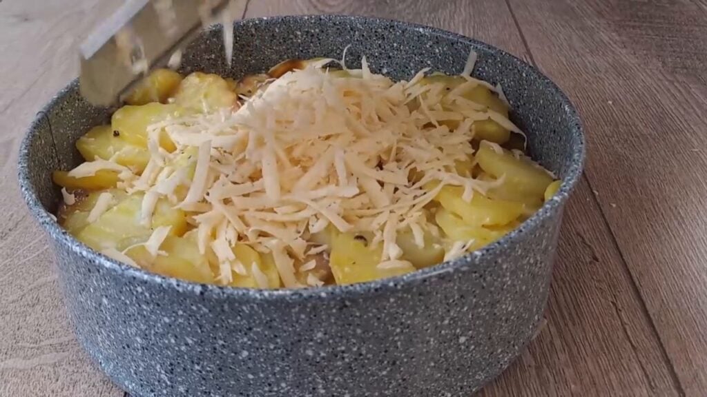 Neuvěřitelně chutná večeře s bramborami, vejci a salátem – vyzkoušejte!