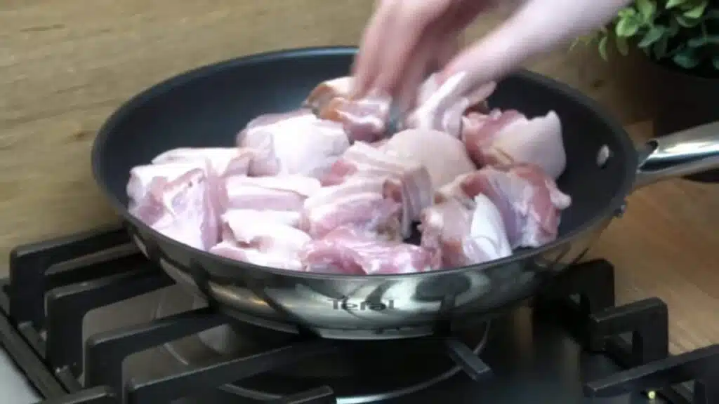 img-JtV-l5c7Koo-04 (1) Vepřový bůček pečený na pánvi ve skvělé lahodné omáčce – chutný oběd nebo večeře!