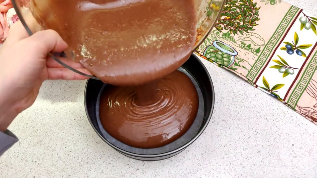 Jednoduchý, lahodný, kakaový koláč se smetanovým krémem – ideální ke kávě
