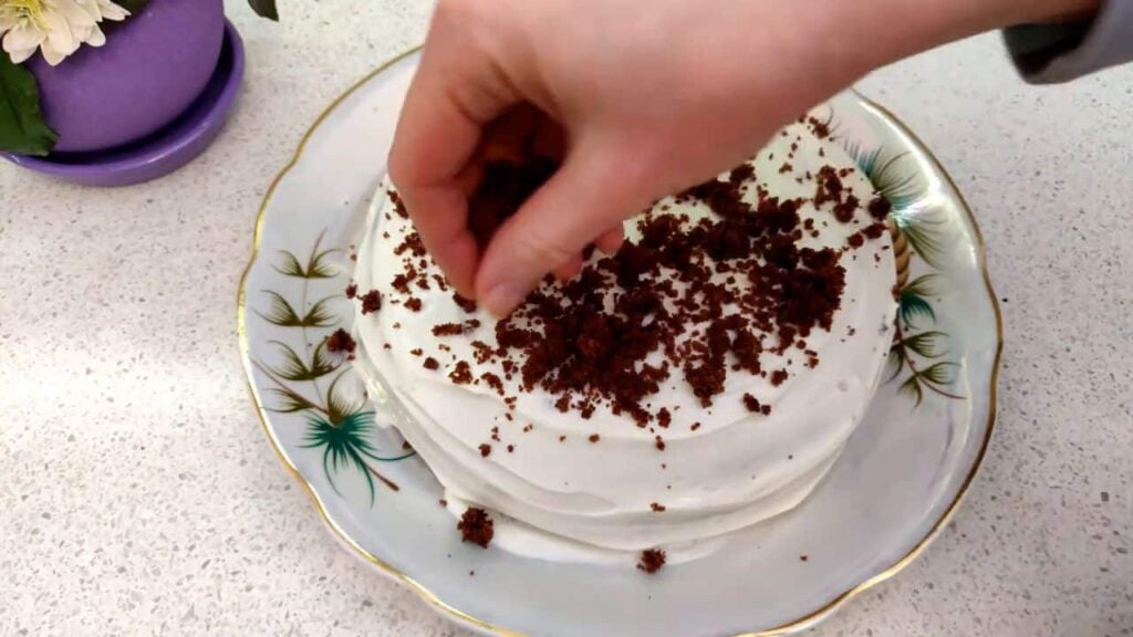 Jednoduchý, lahodný, kakaový koláč se smetanovým krémem – ideální ke kávě