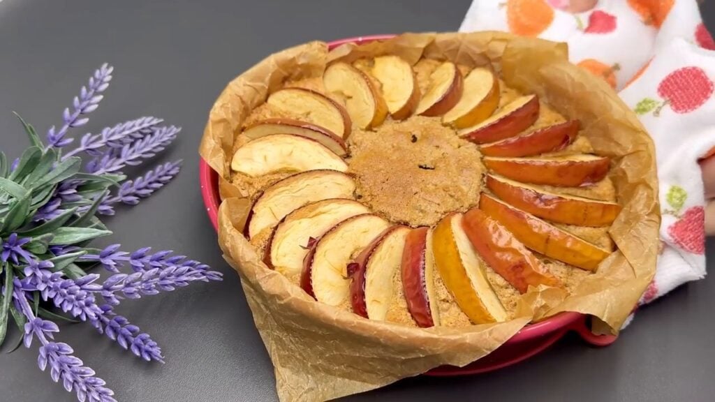 Lahodný jablečný koláč z ovesných vloček, ořechu, kokosových květů a jogurtu – přímo božský!
