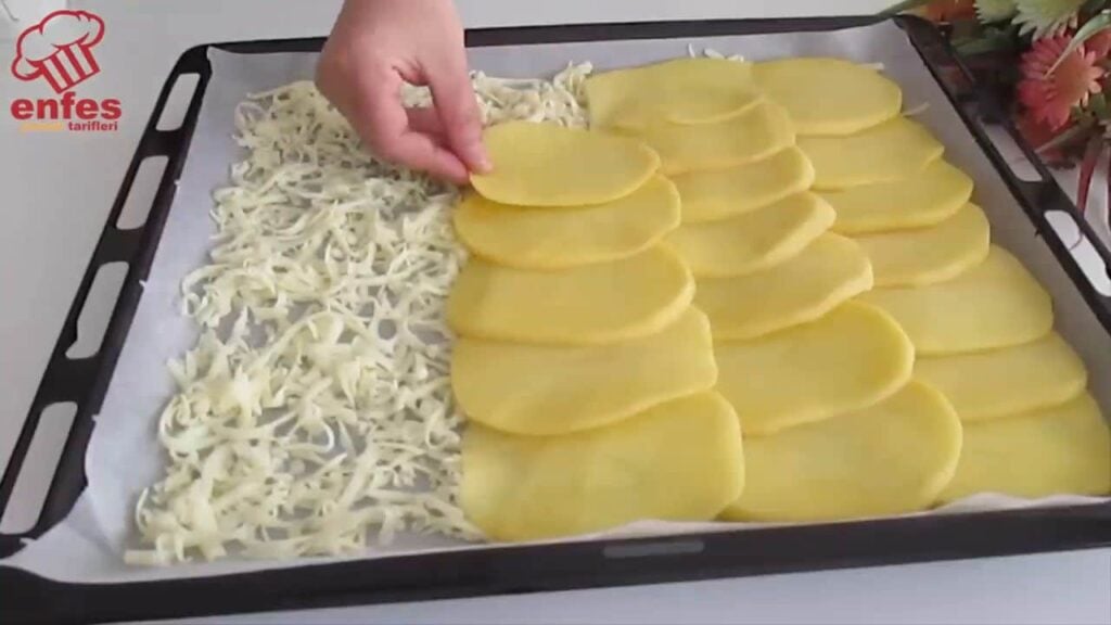 Zapečená bramborová roláda plněná mletým masem se zeleninou a sýrem