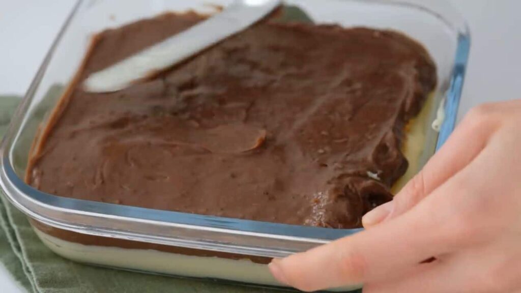 Nejchutnější sušenkový dezert s čokoládovým krémem za 5 minut bez mouky, bez trouby, s minimem tuku!
