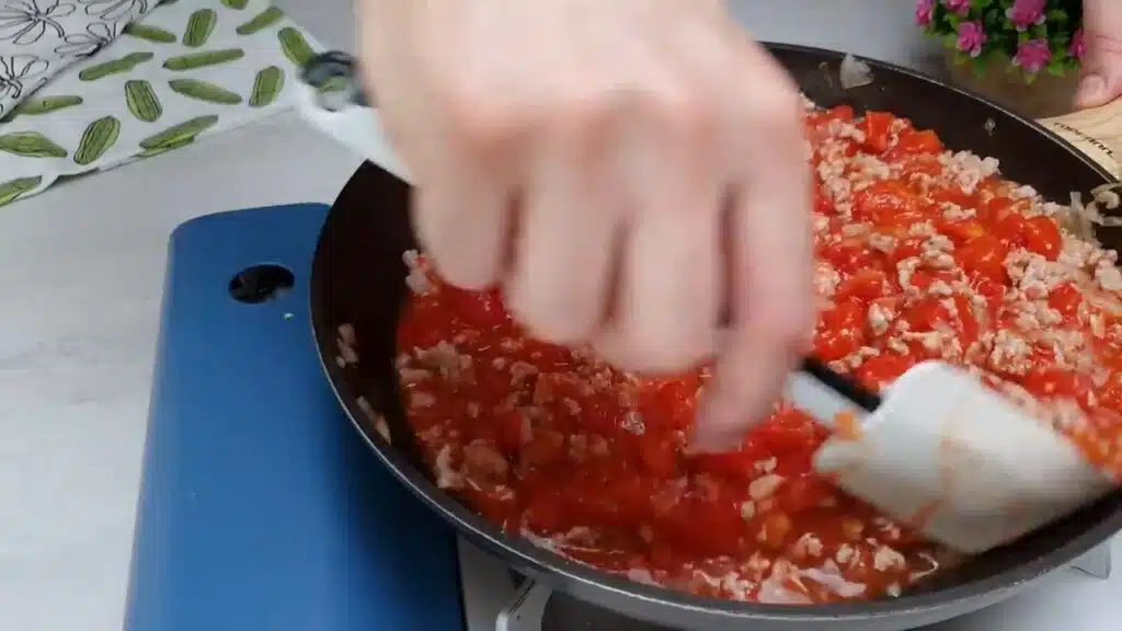 Lahodné, chutné zapečené těstoviny s vepřovým masem, zeleninou a sýrem – chutná večere!