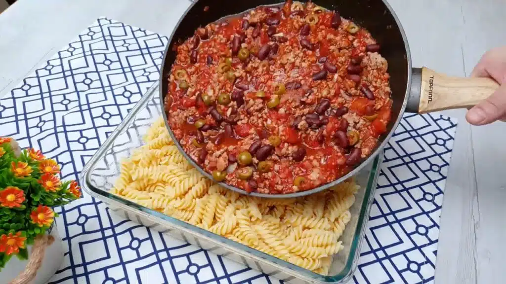 Lahodné, chutné zapečené těstoviny s vepřovým masem, zeleninou a sýrem – chutná večere!
