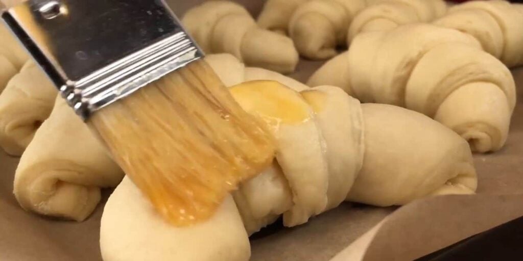 Nejlahodnější máslové croissanty z listového těsta – lepší než v obchodě!