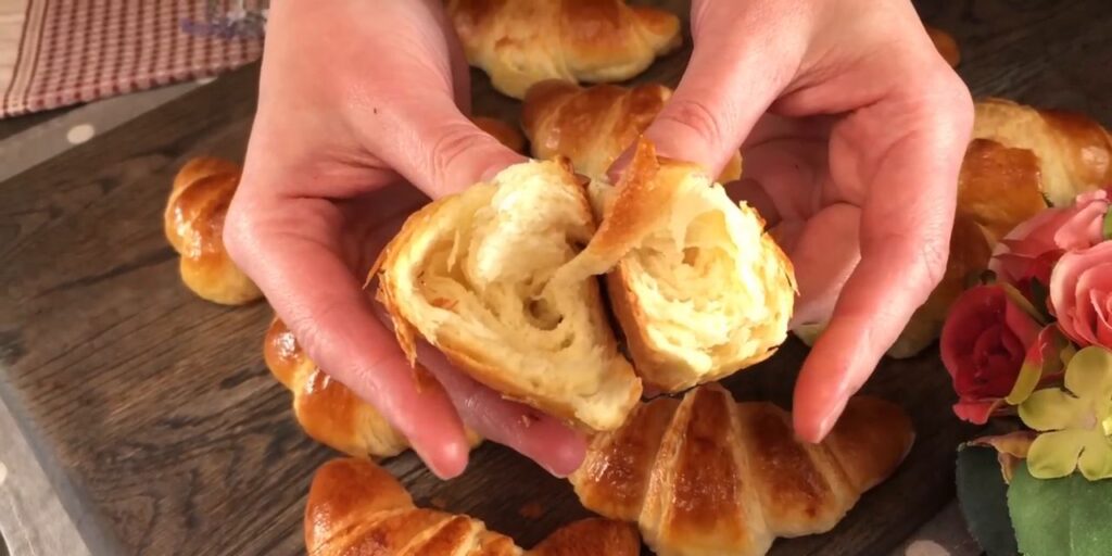 Nejlahodnější máslové croissanty z listového těsta – lepší než v obchodě!