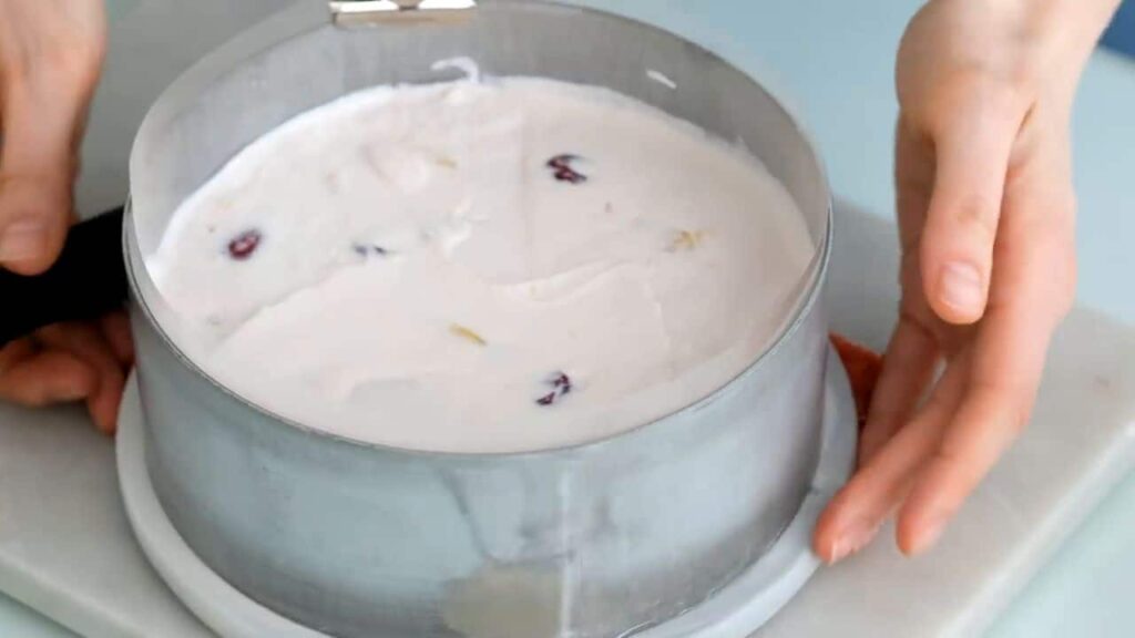 Báječný dort s lahodným krémem s třešněmi a ananasem – 15 minut přípravy a žádné pečení!