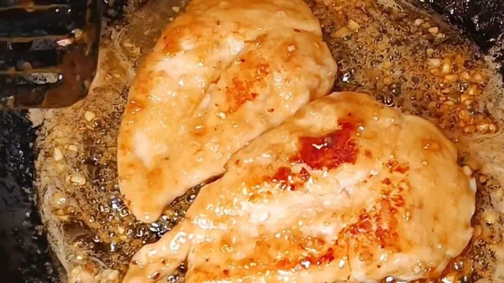 Připravte jsi kuřecí prsa přelité medovo – česnekovou omáčkou – vynikající, svěží a chutné