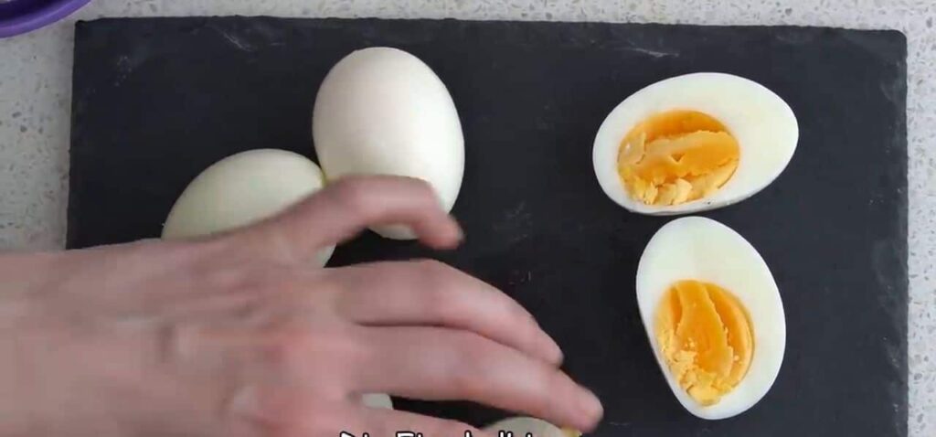 Lahodná vaječná snídaně – vejce zapečená se zeleninou a sýrem z jedné pánve