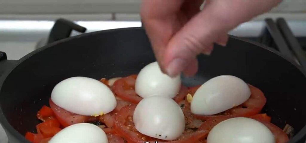 Lahodná vaječná snídaně – vejce zapečená se zeleninou a sýrem z jedné pánve