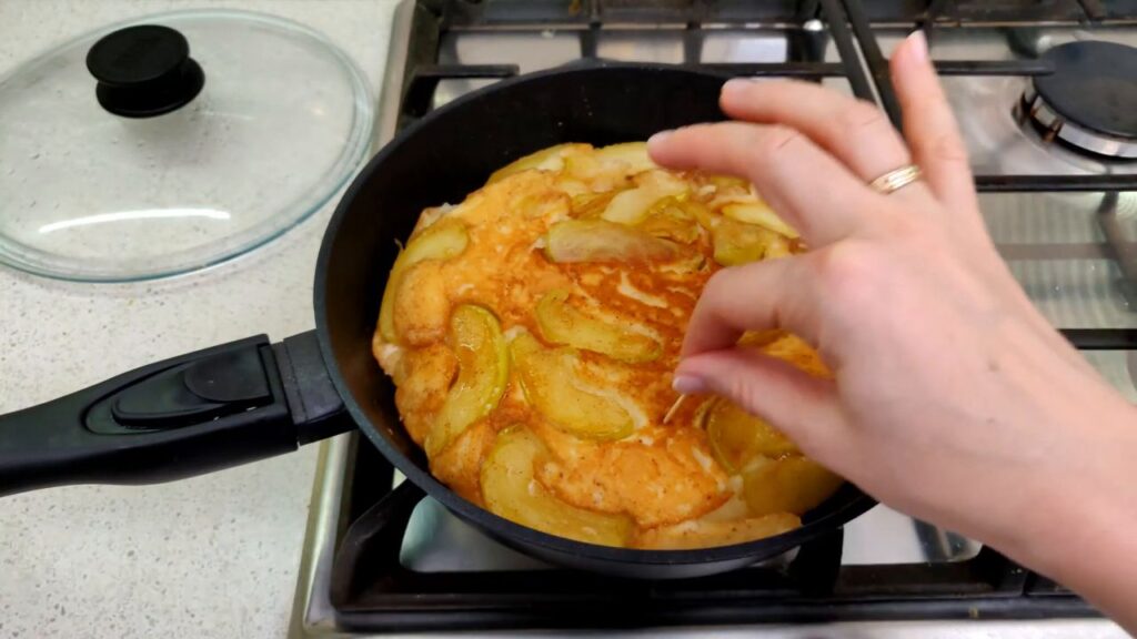 Jablečný koláč připravený za 15 minut na pánvi s 1 vejcem – neuvěřitelně chutný