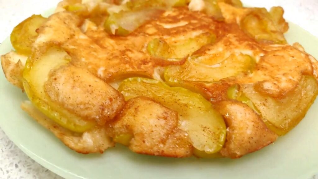 Jablečný koláč připravený za 15 minut na pánvi s 1 vejcem – neuvěřitelně chutný