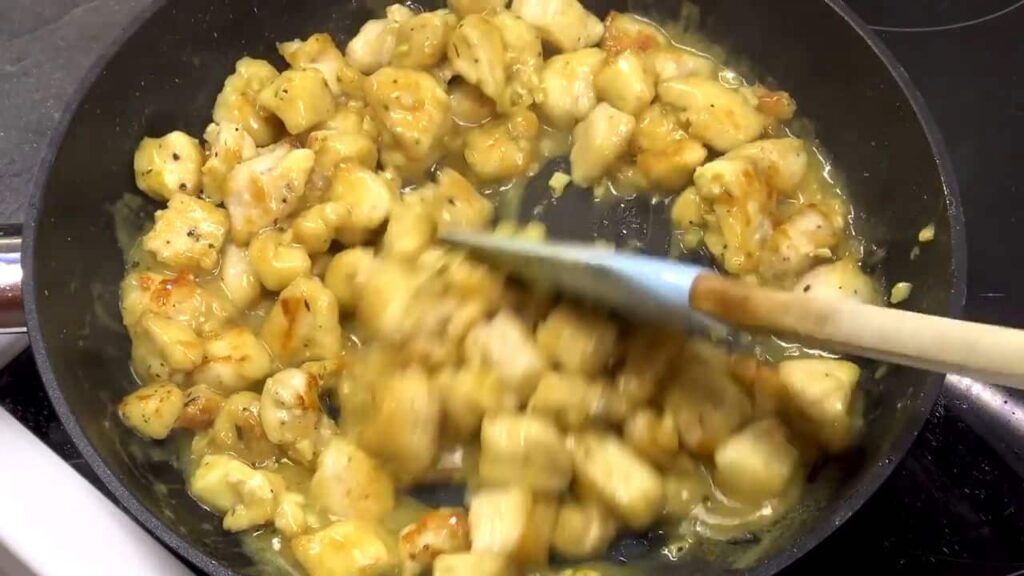 Velmi chutné a lahodné kuřecí kousky v máslovo – česnekové omáčce – večeře hotová!