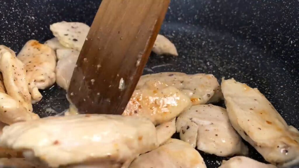 Lahodné krémové těstoviny s kuřecím masem ve smetanové omáčce s parmezánem