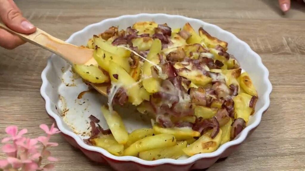 Zapečené brambory s cibulí, slaninou a sýrem – jednoduchý oběd hotový!