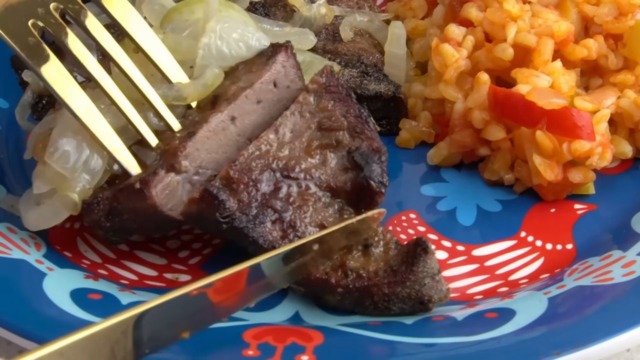 VIDEO: Tajemství měkkých jater - geniální recept na jemné hovězí játra na zeleninovém bulguru